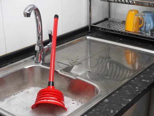 ¿Cómo desatorar un lavadero de cocina sin dañar las tuberías? Tips para un buen cuidado