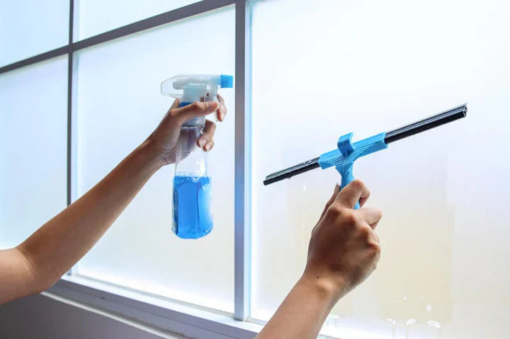 ¿Cómo limpiar ventanas de manera segura y fácil? Trucos que realmente funcionan